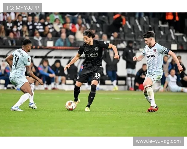 德甲榜首激战:顶尖对决,谁将笑傲排名之巅? 德甲榜首激战:顶尖对决,谁将笑傲排名之巅?